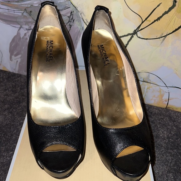 🔥🔥🔥MICHAEL KORS HEELS 👠 - Picture 3 of 9